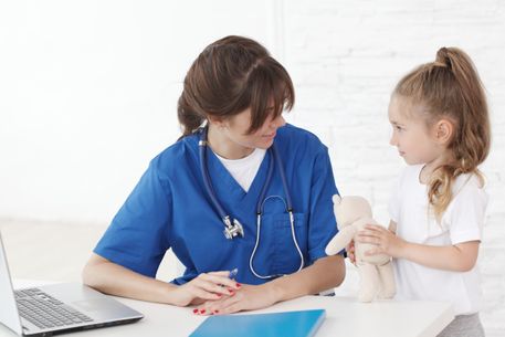 Doctora con una niña